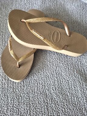 NWOT- Havaianas Glitter Platform Thong Sandals